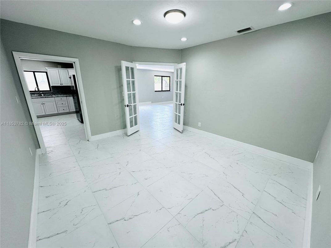 Empty room, Interior, Marble, Recessed Lighting