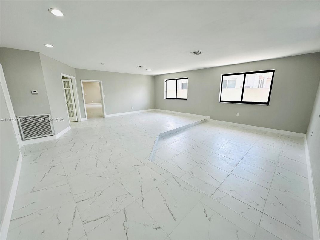 Empty room, Interior, Marble, Recessed Lighting