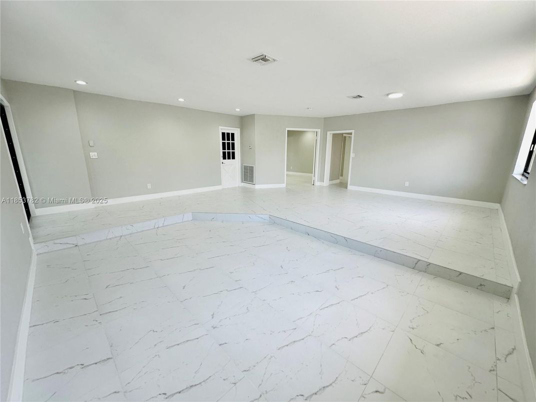 Empty room, Interior, Marble, Recessed Lighting