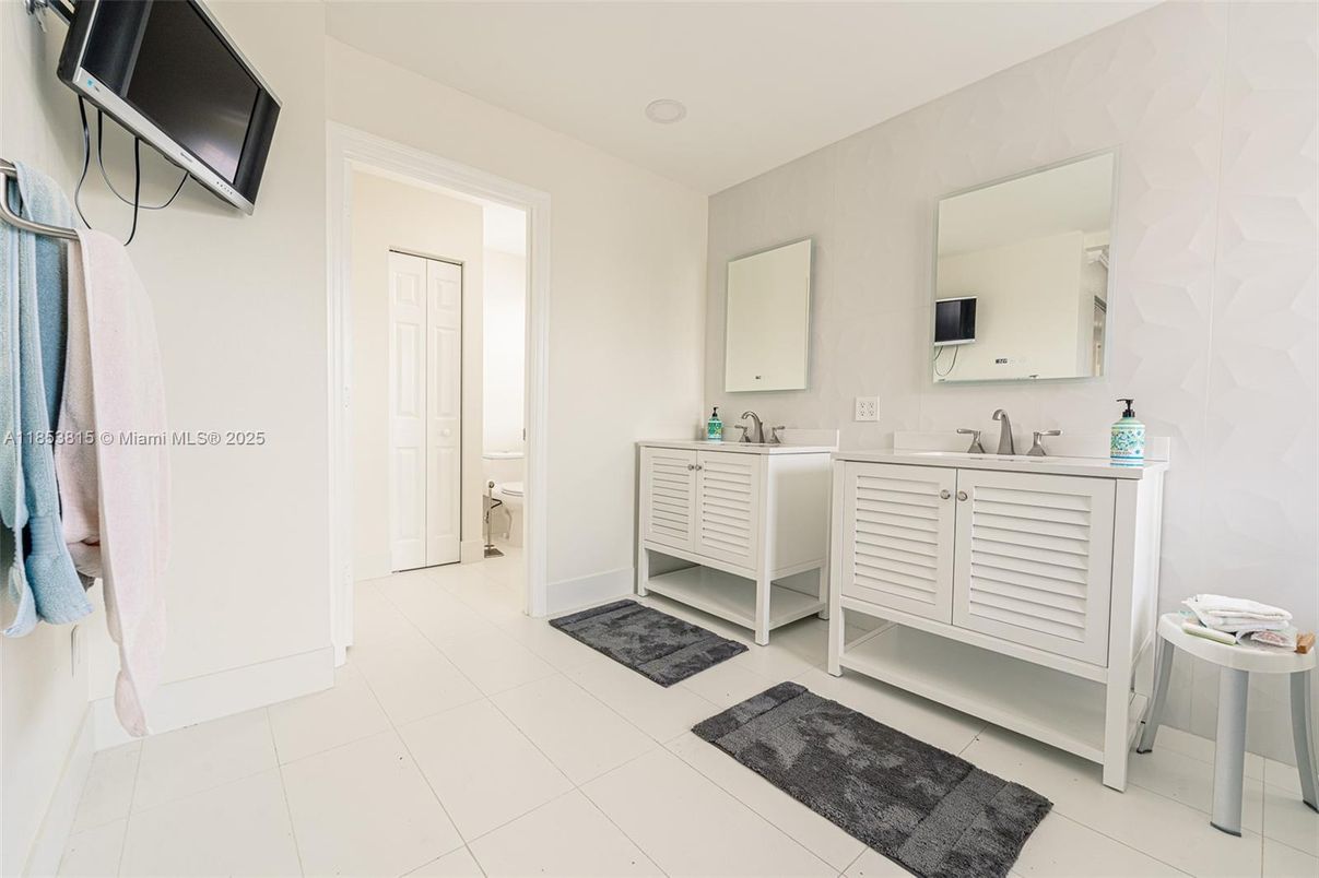 Bathroom, Dual Sink Vanities, Interior