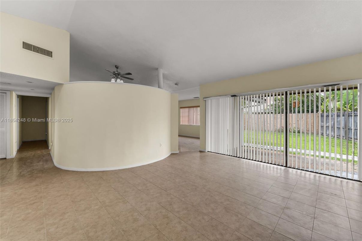 Empty room, Interior