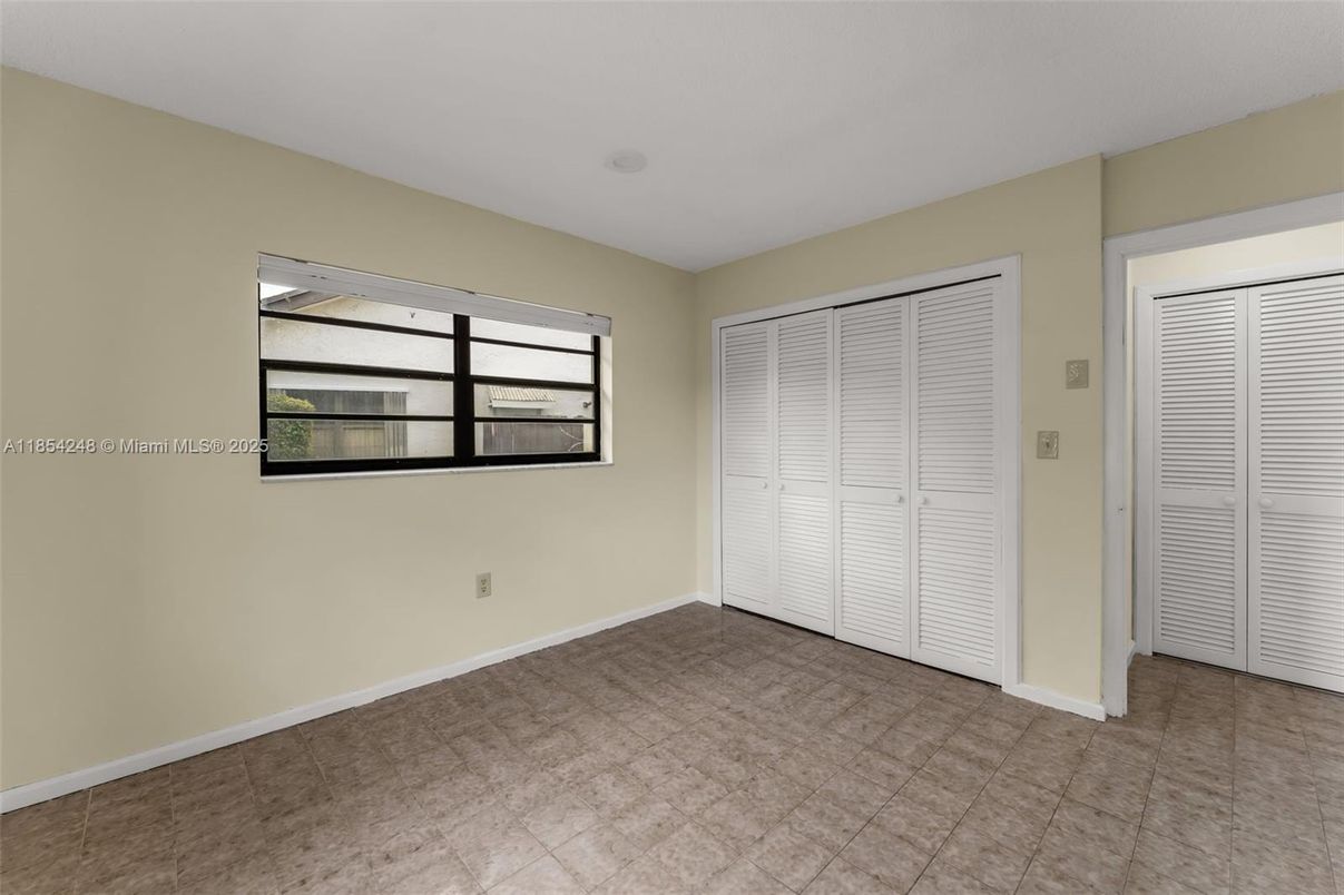 Empty room, Interior