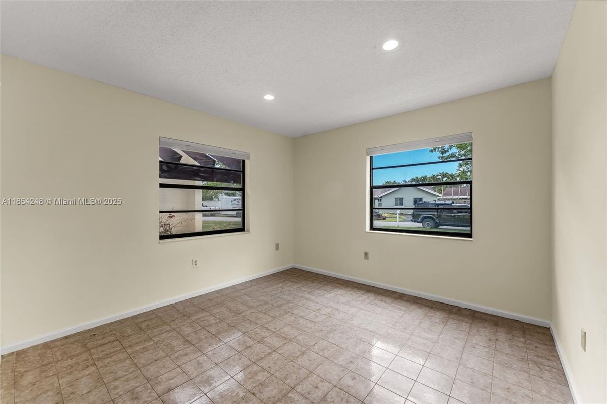 Empty room, Interior, Recessed Lighting