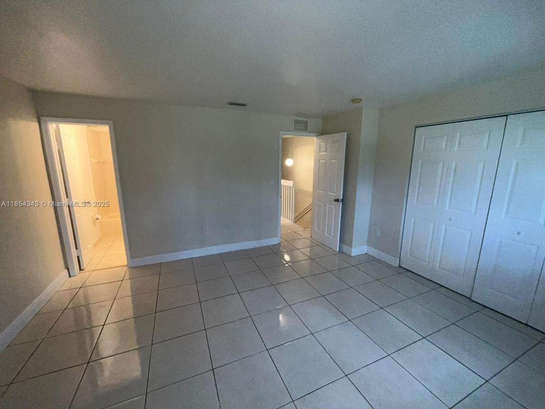 Empty room, Interior