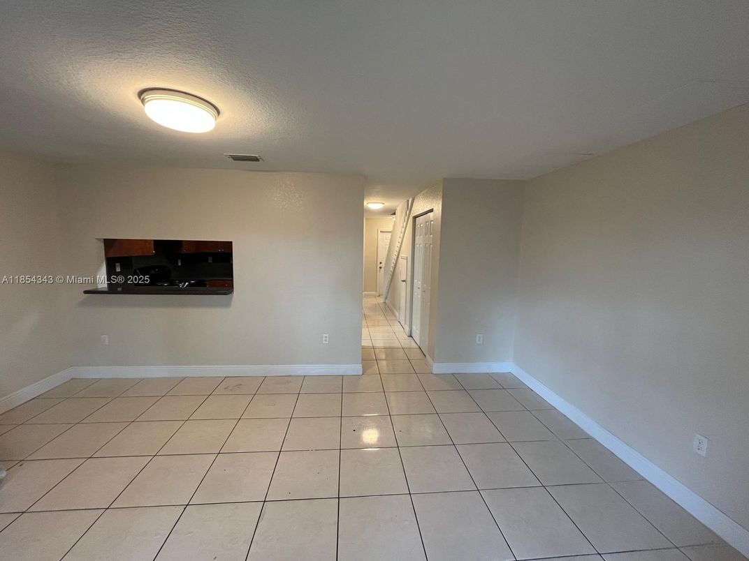 Empty room, Interior