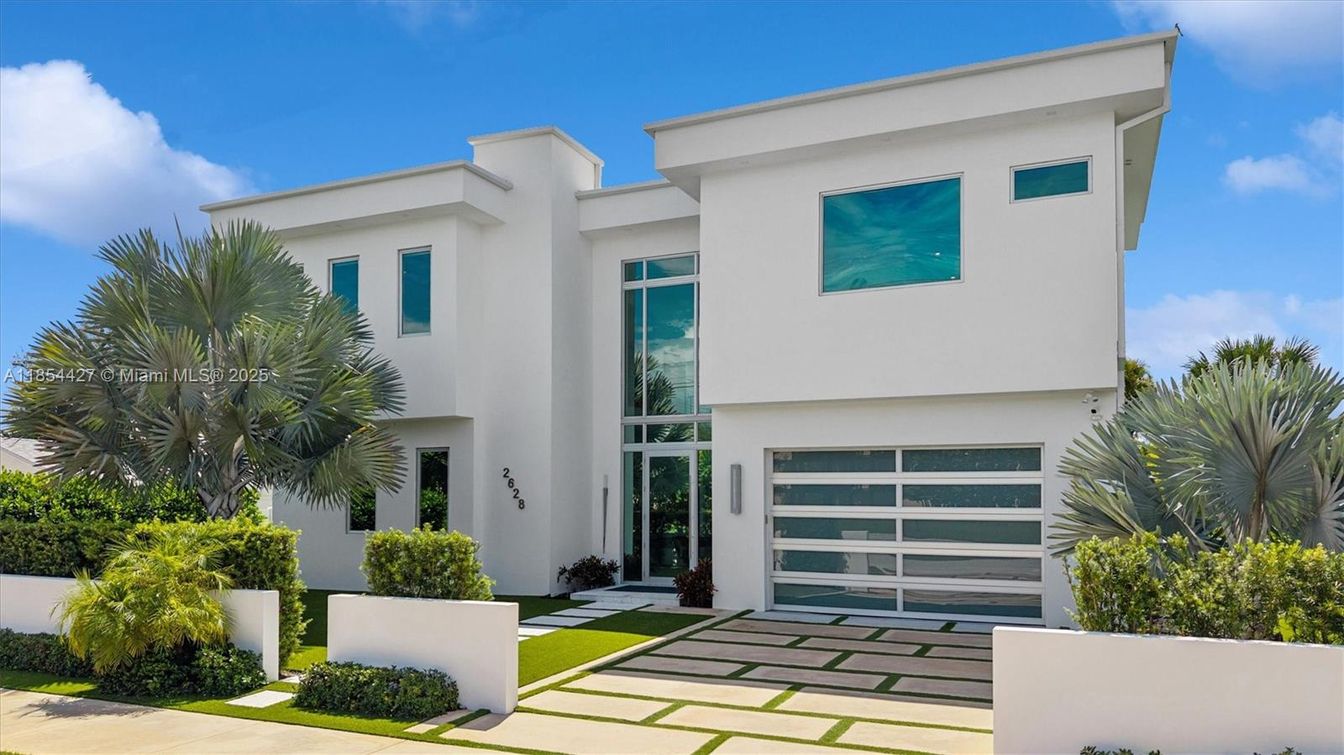 Attached, Exterior, Facade, Modern