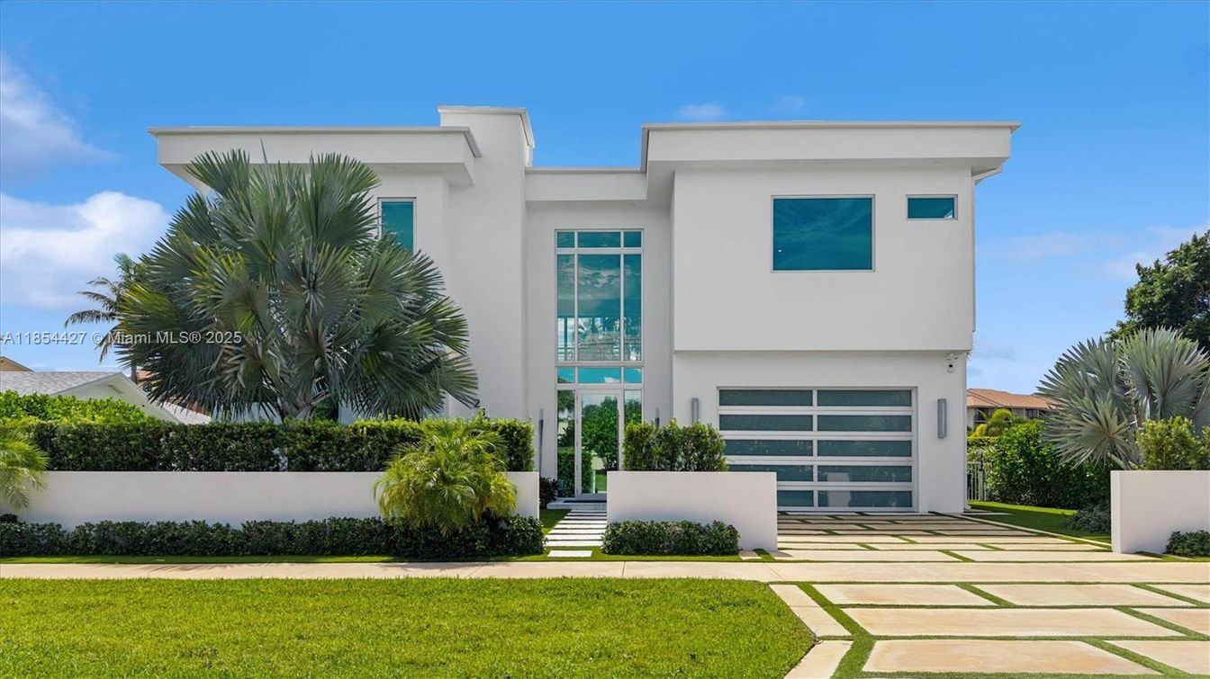 Attached, Exterior, Facade, Modern