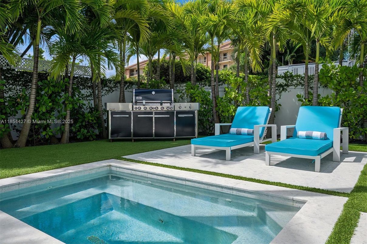 Exterior, Outdoor Kitchen, Pool