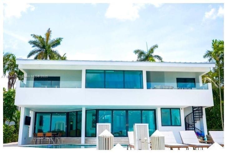 Exterior, Facade, Pool, Modern