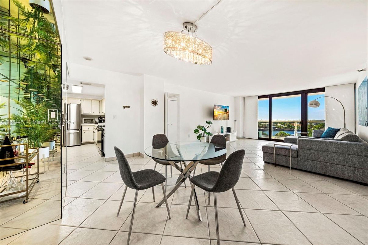 Chandelier, Dining room, Interior, Kitchen, Living room, Stainless Steel Appliances