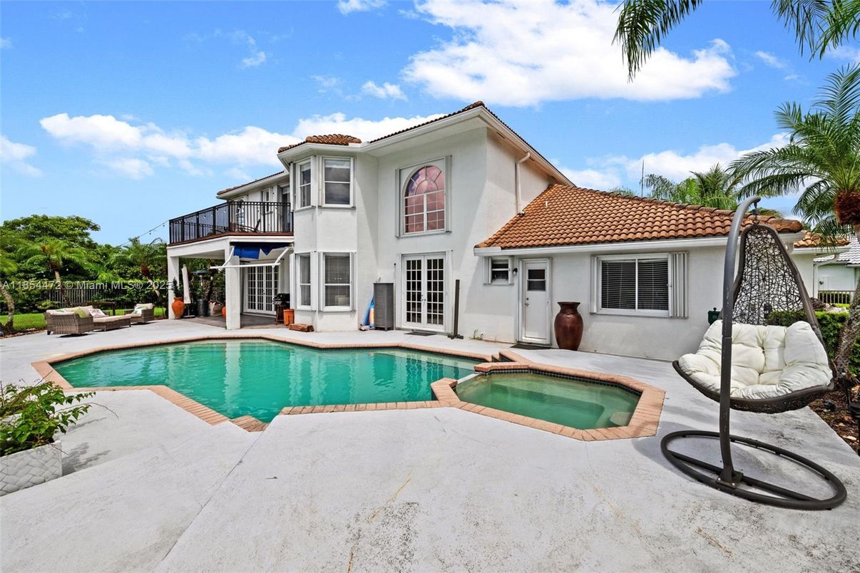 Exterior, Pool