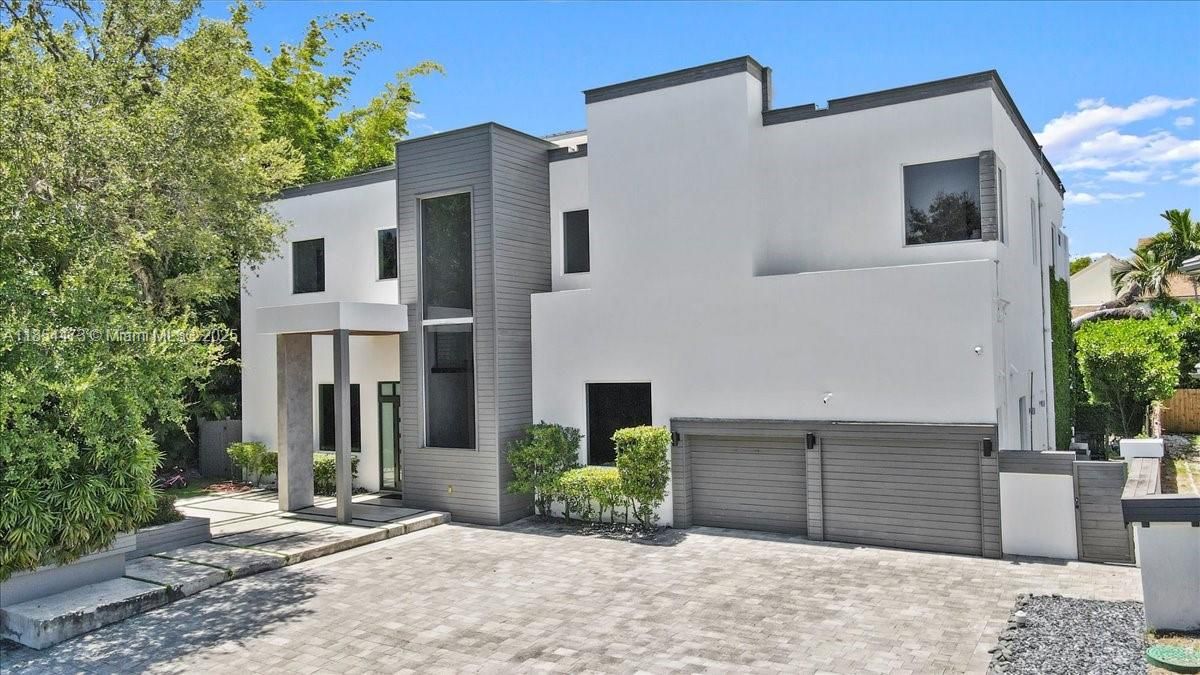 Attached, Exterior, Facade, Modern