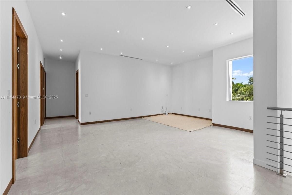 Empty room, Interior, Recessed Lighting