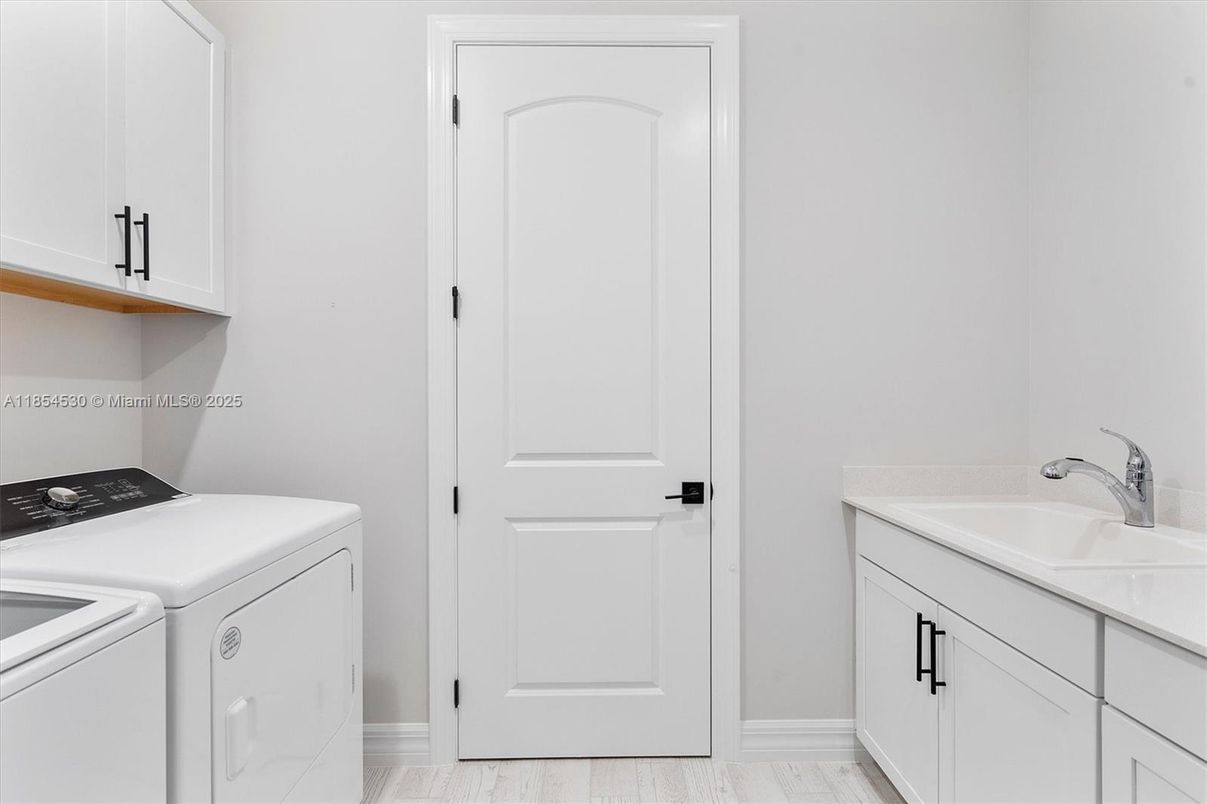Interior, Washer, Wood Texture Flooring
