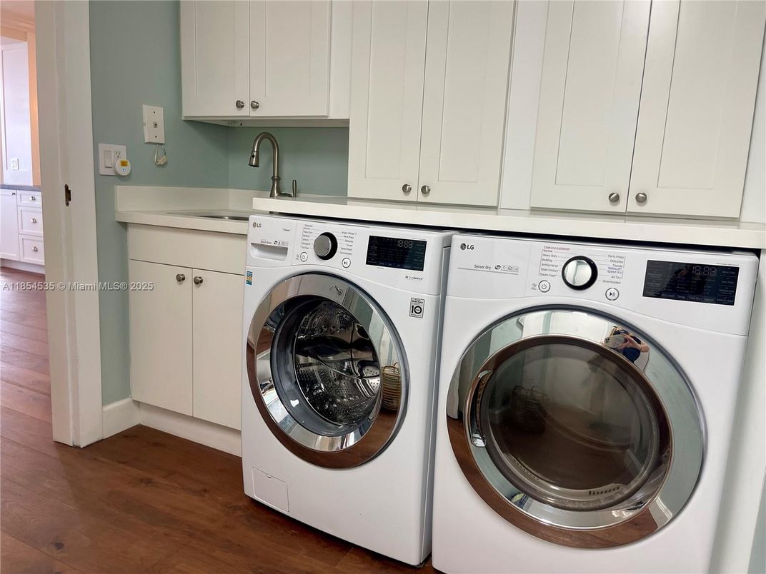 Interior, Washer, Wood Texture Flooring