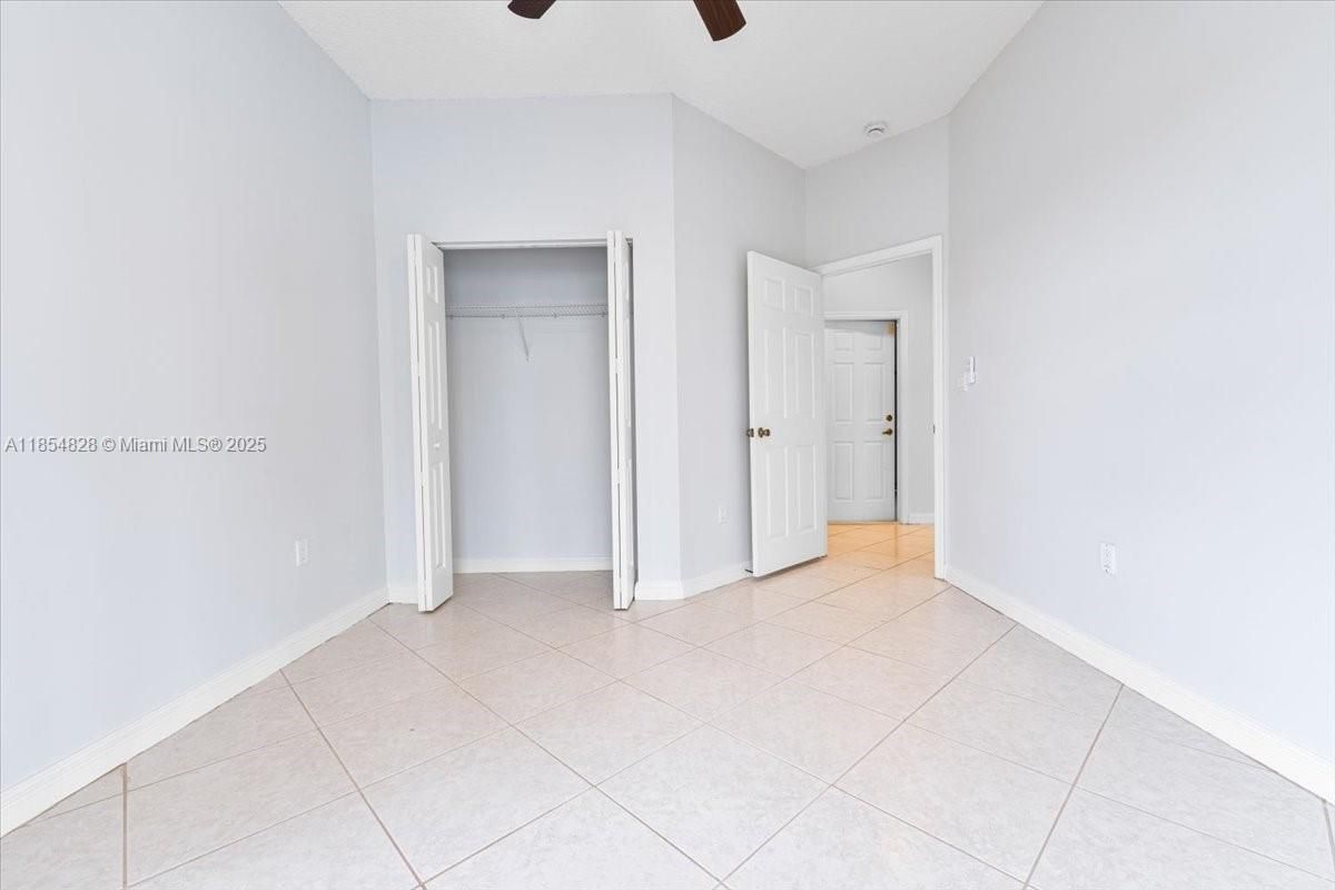Empty room, Interior