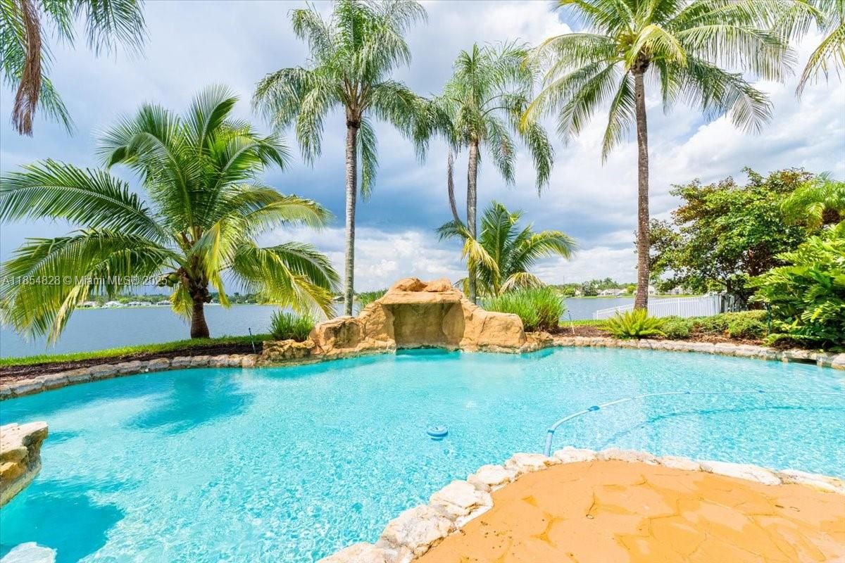 Exterior, Pool, Water