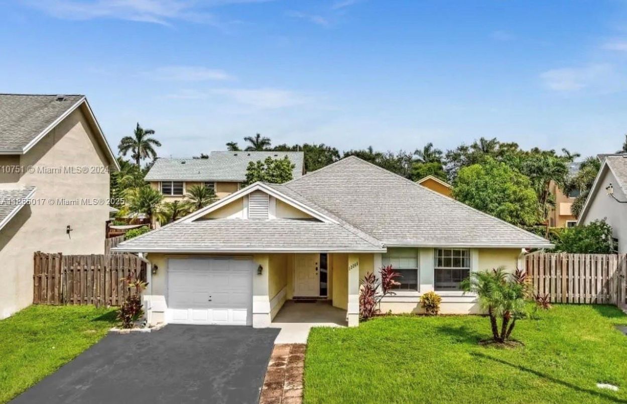 Attached, Exterior, Facade, Ranch