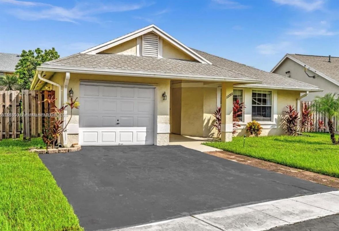 Attached, Exterior, Facade, American Craftsman