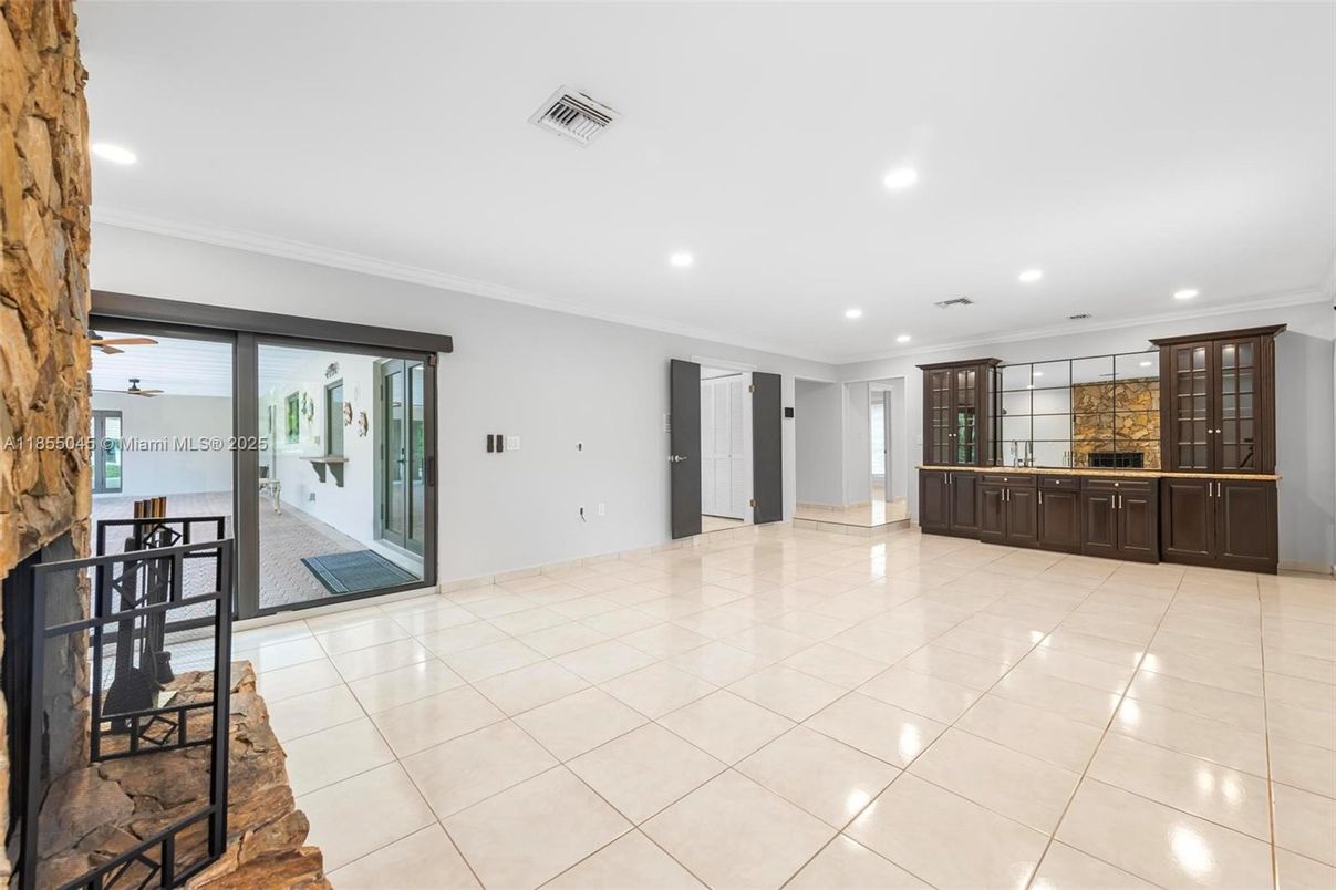Empty room, Interior, Recessed Lighting