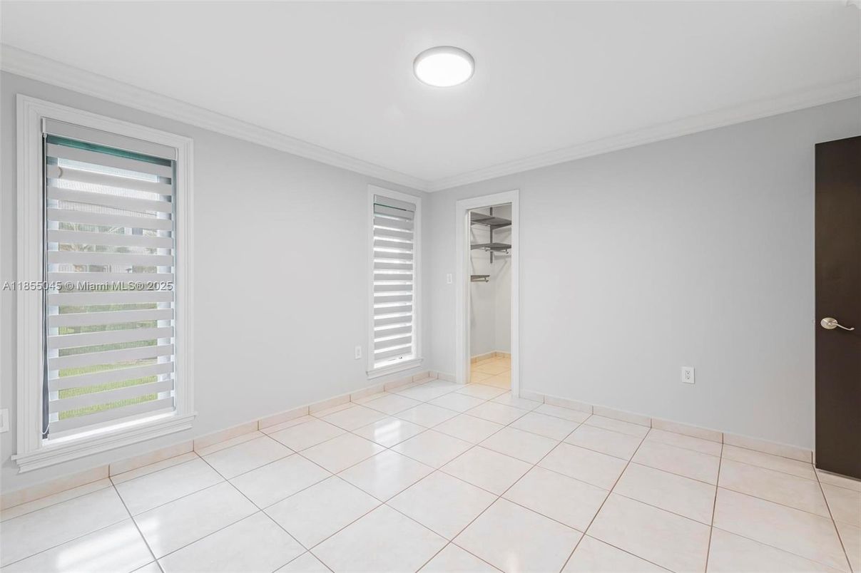 Empty room, Interior