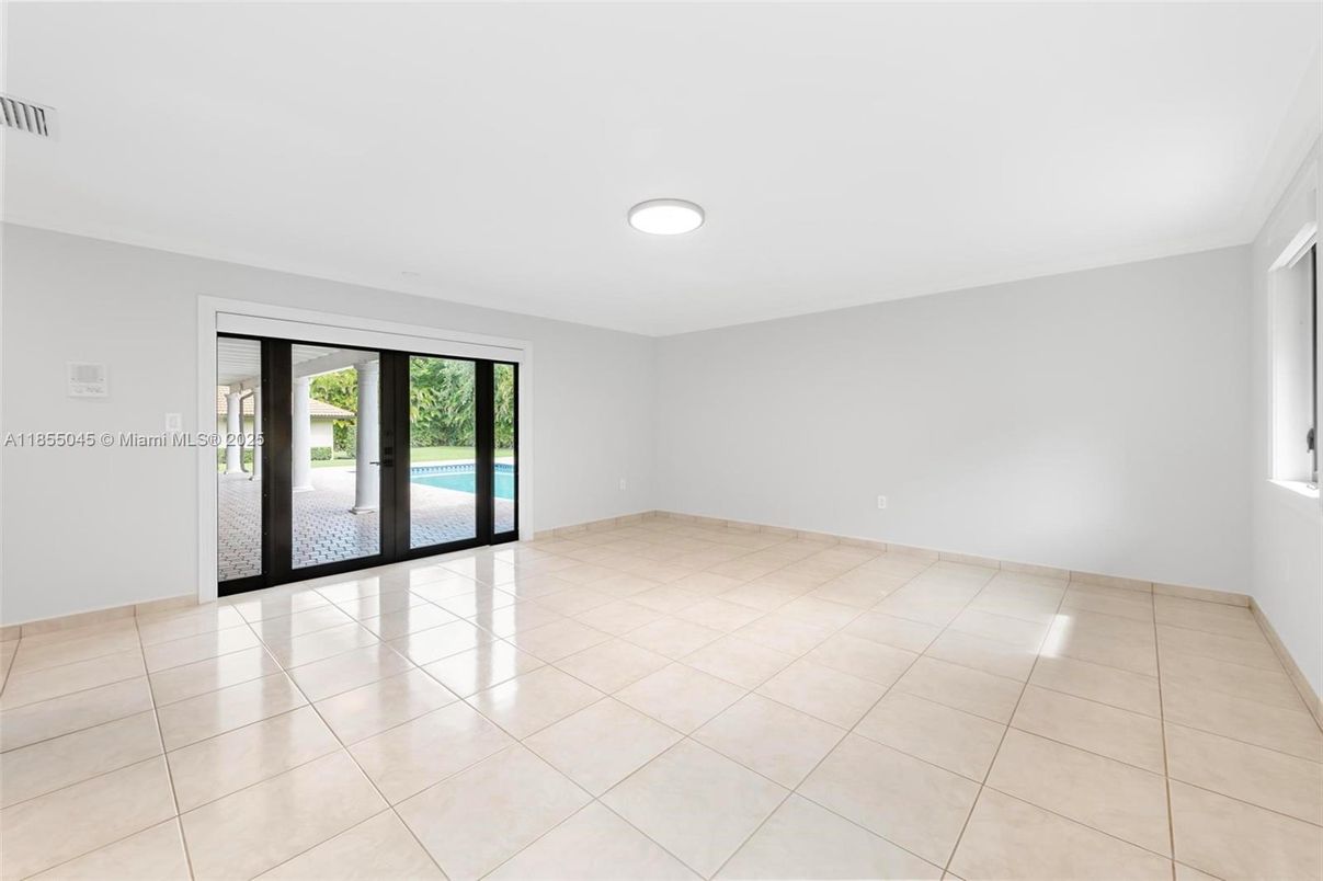 Empty room, Interior