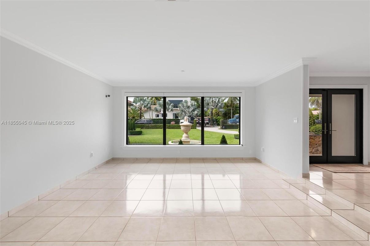 Empty room, Interior