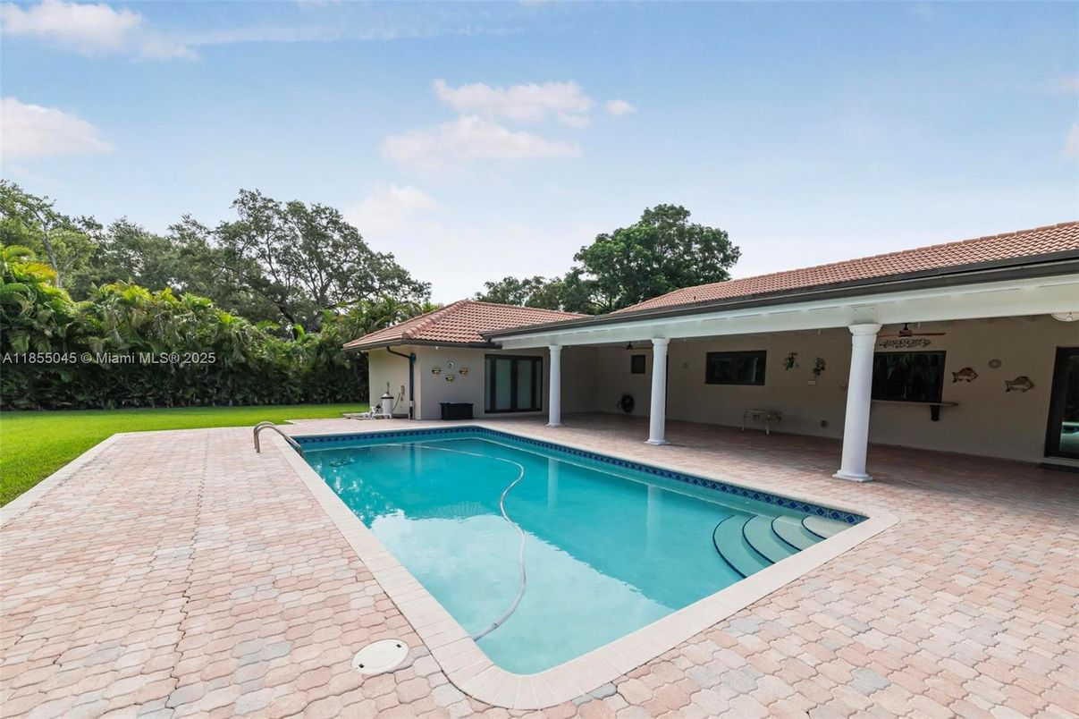 Exterior, Pool