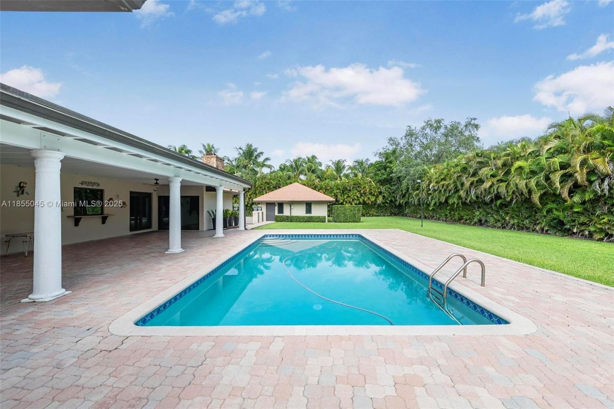 Exterior, Pool