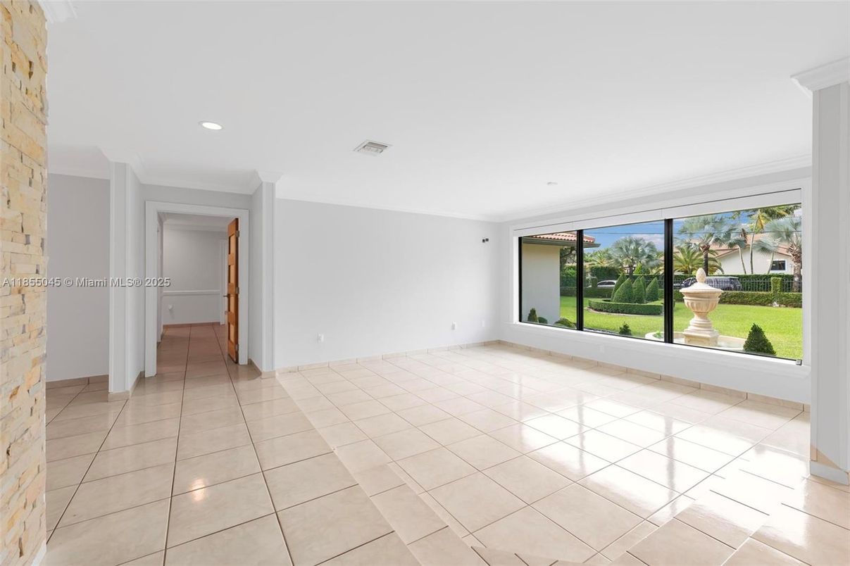 Empty room, Interior, Recessed Lighting