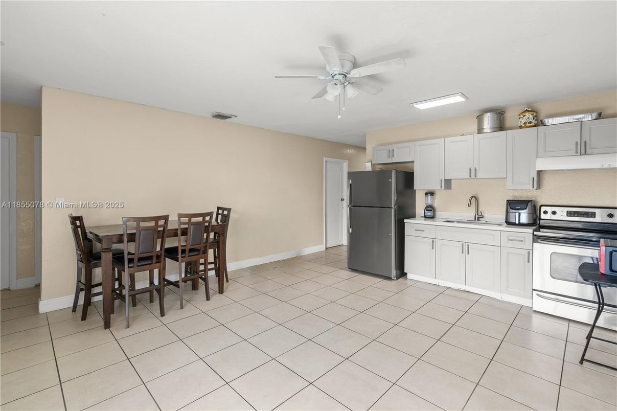 Dining room, Interior, Kitchen, Recessed Lighting, Stainless Steel Appliances