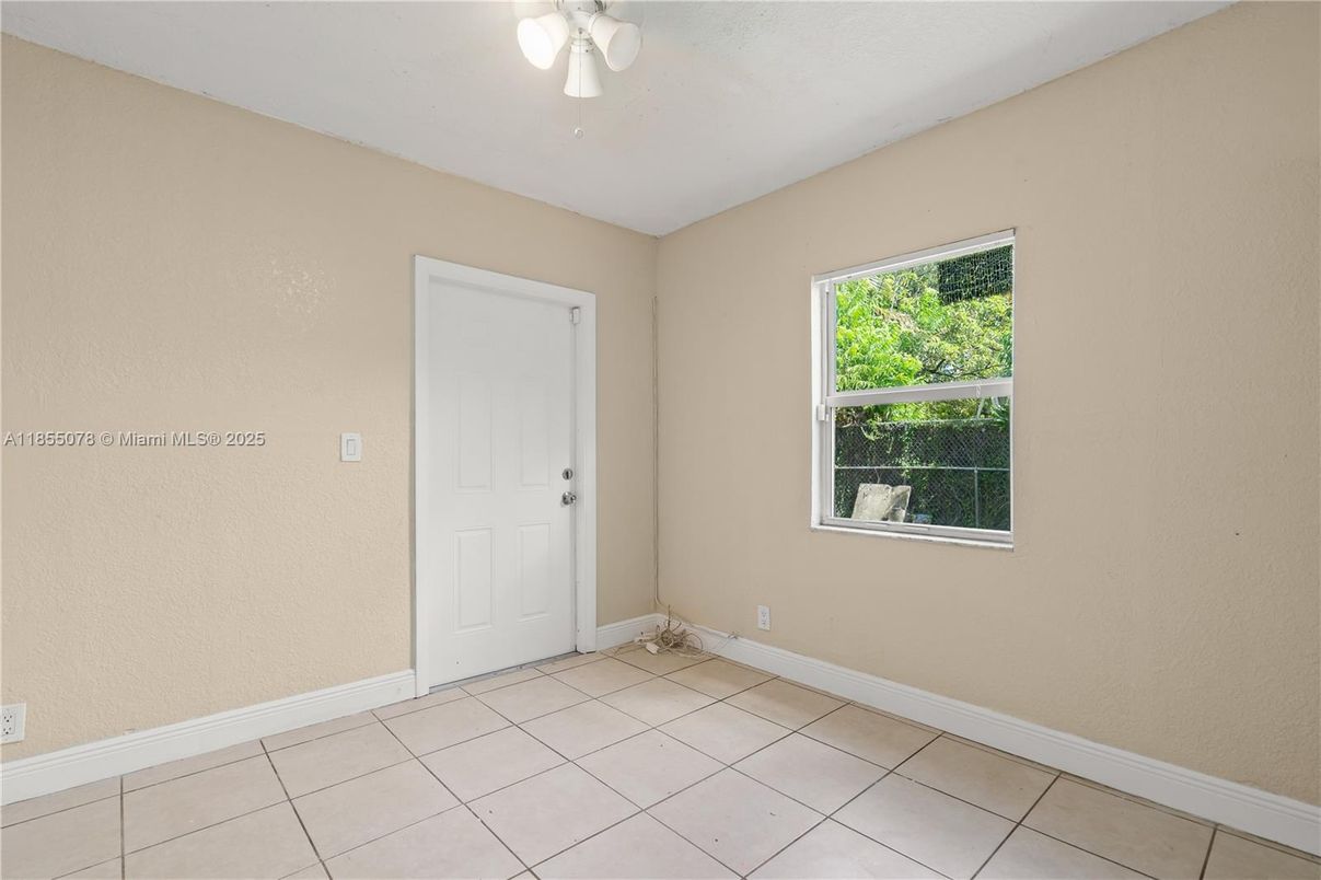 Empty room, Interior