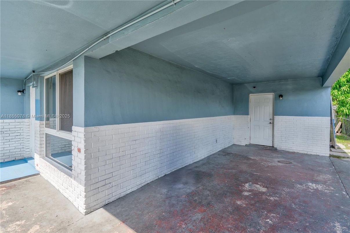 Empty room, Exterior