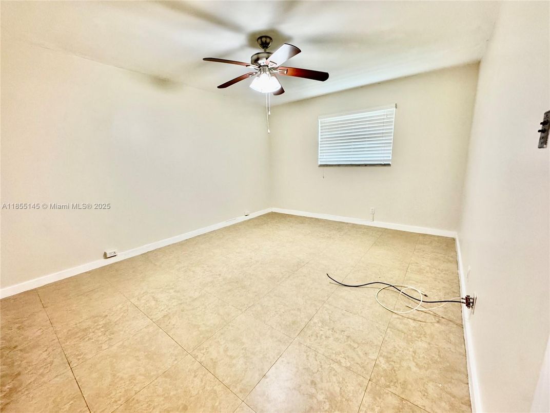 Empty room, Interior
