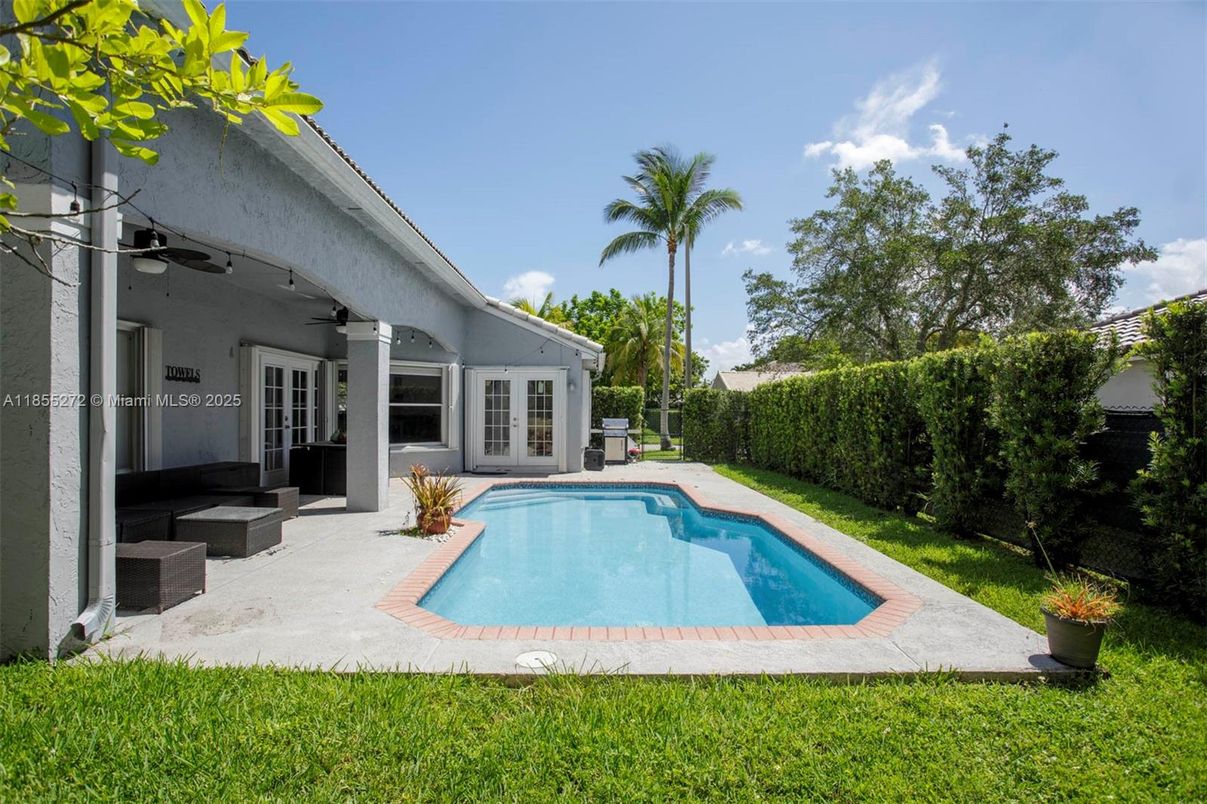 Exterior, Pool