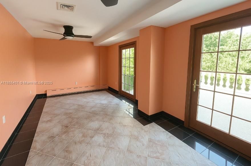 Empty room, Interior