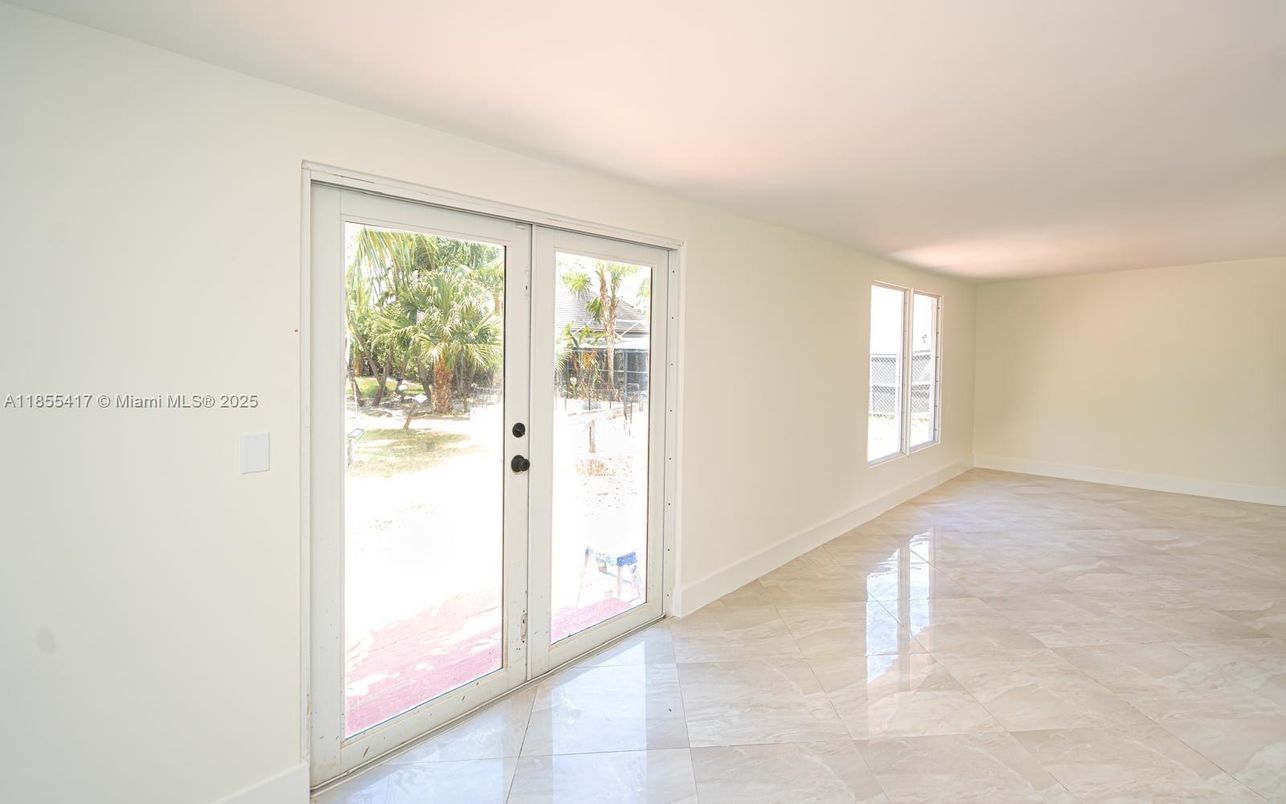 Empty room, Interior
