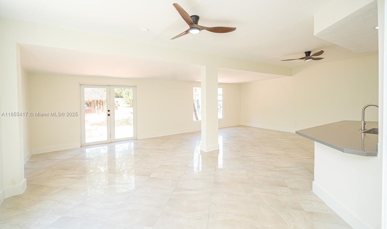 Empty room, Interior