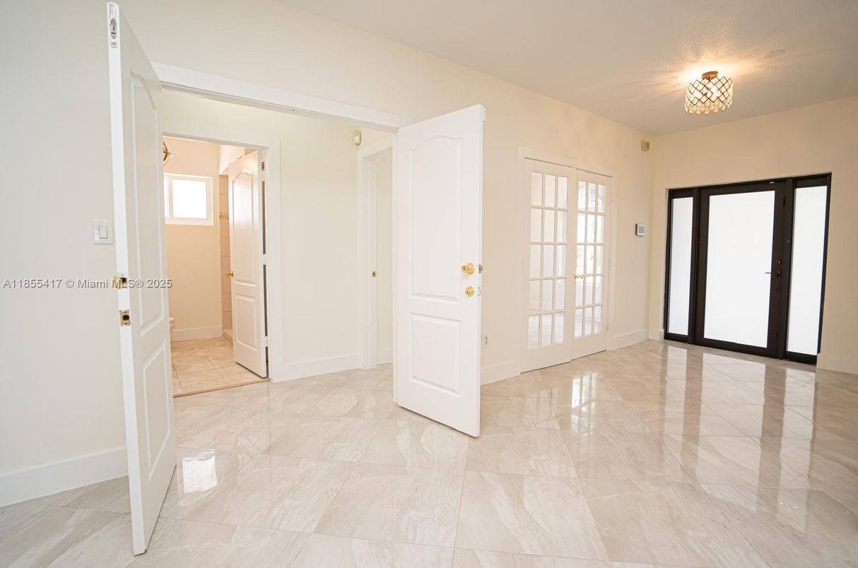 Empty room, Interior