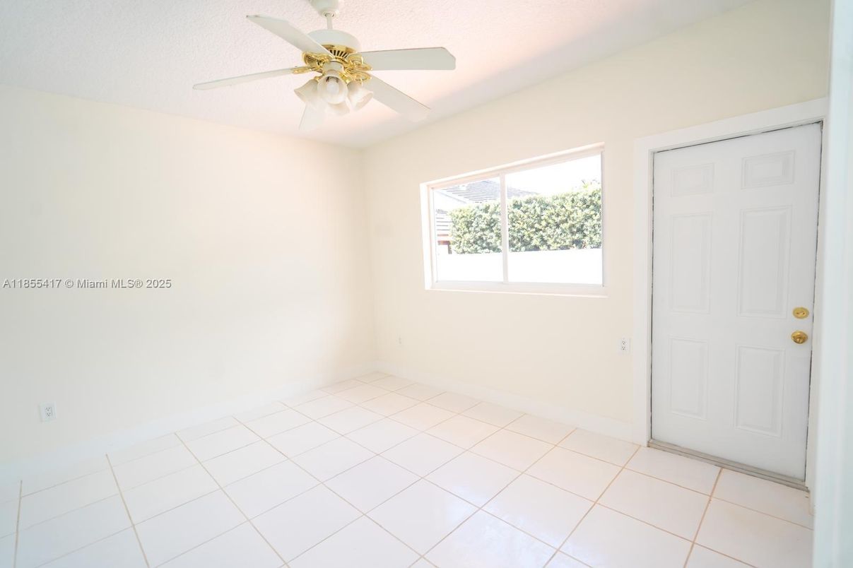 Empty room, Interior