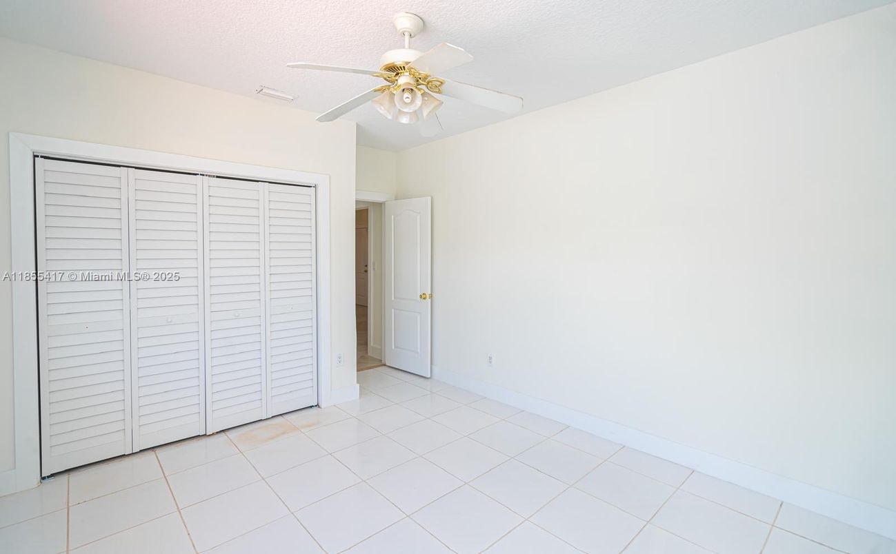 Empty room, Interior
