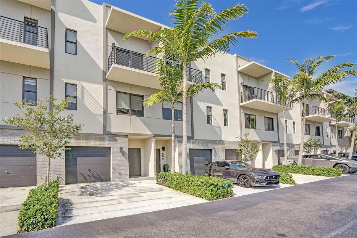 Attached, Exterior, Facade, Modern