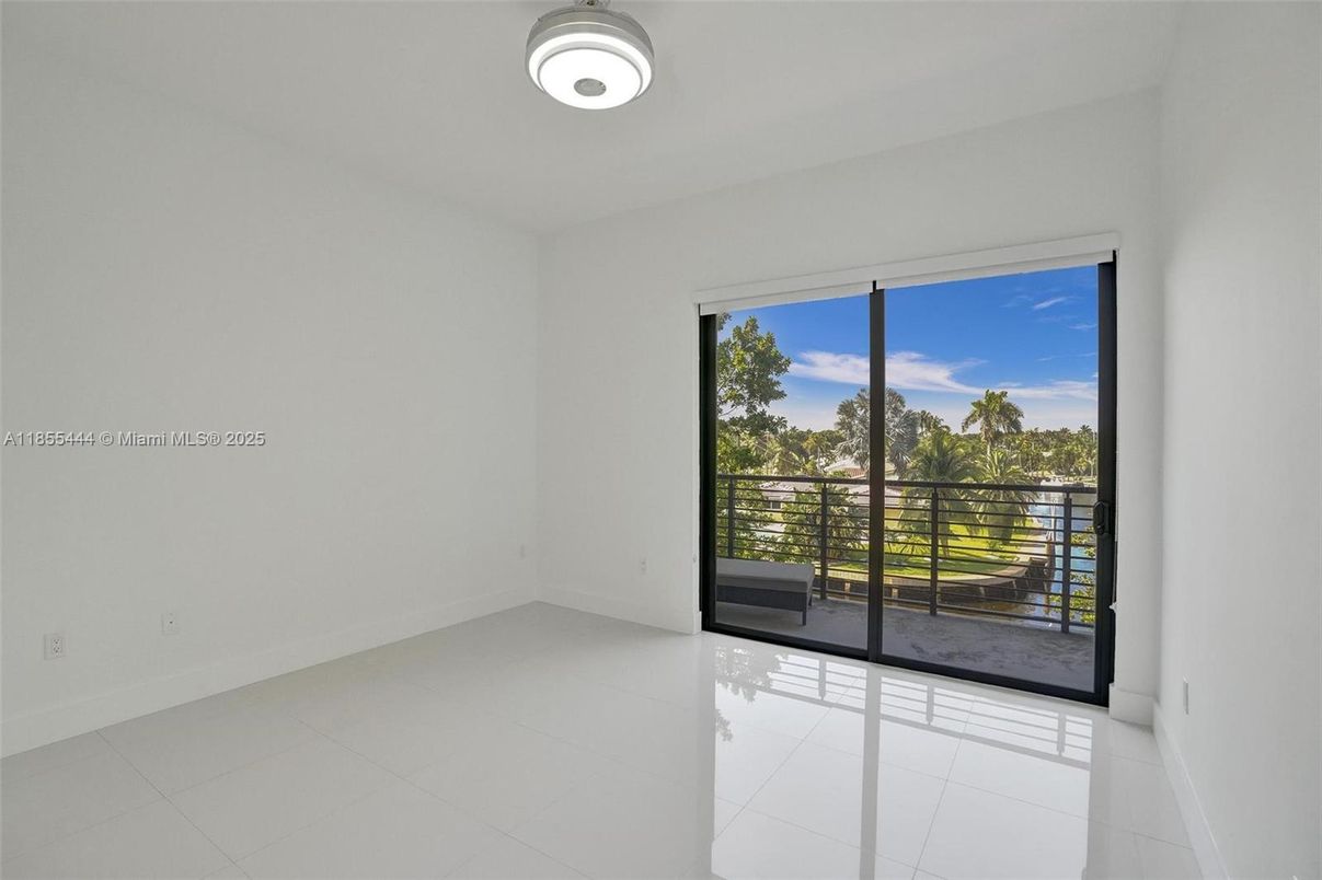Empty room, Interior