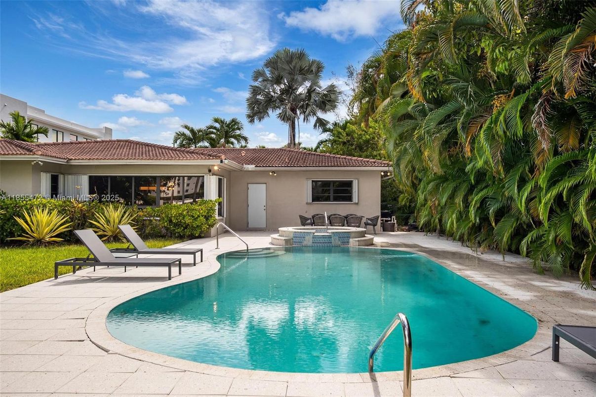 Exterior, Pool