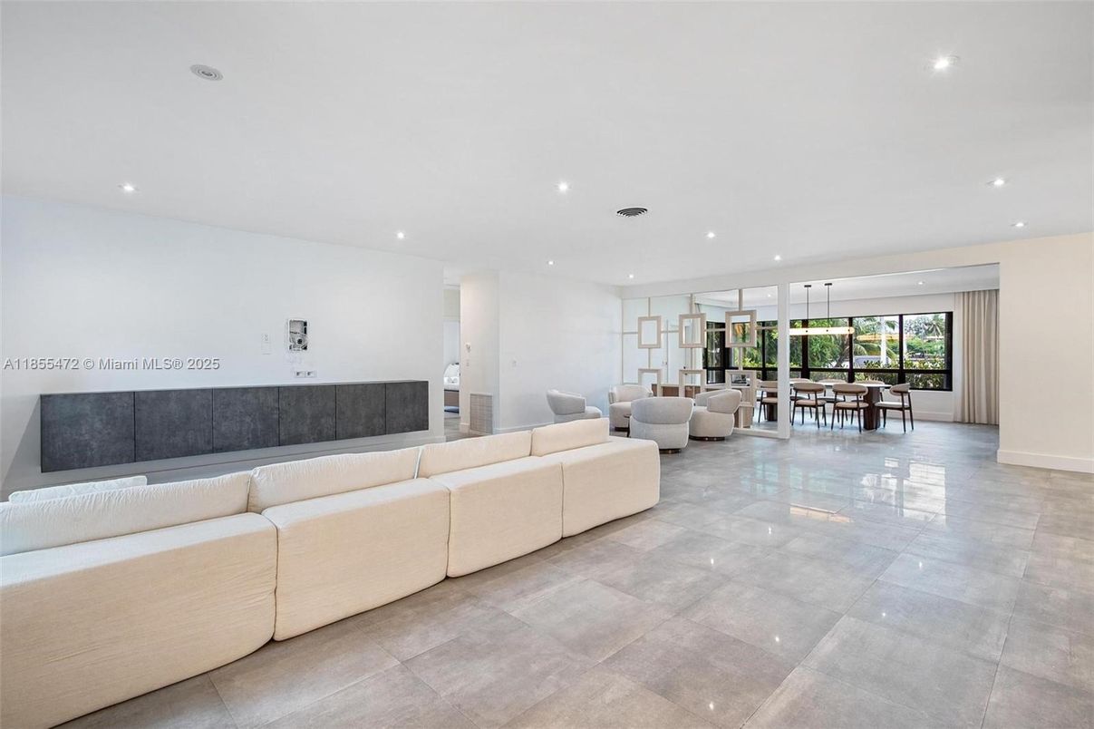 Dining room, Interior, Living room, Pendant Lights, Recessed Lighting
