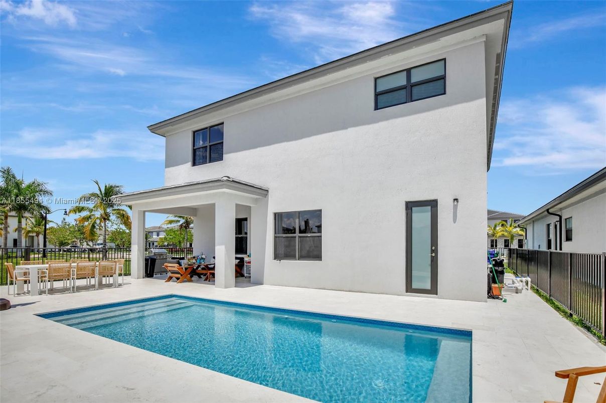 Exterior, Pool
