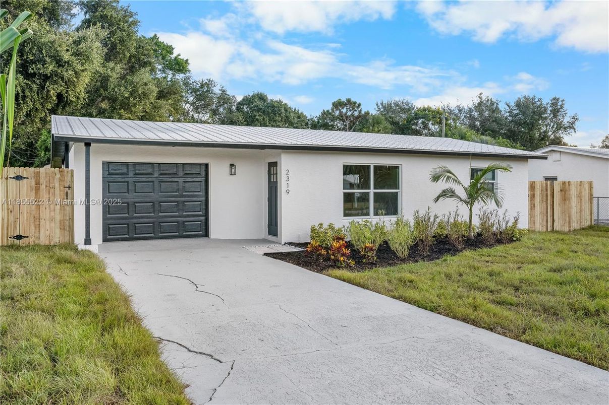 Attached, Exterior, Facade, Ranch