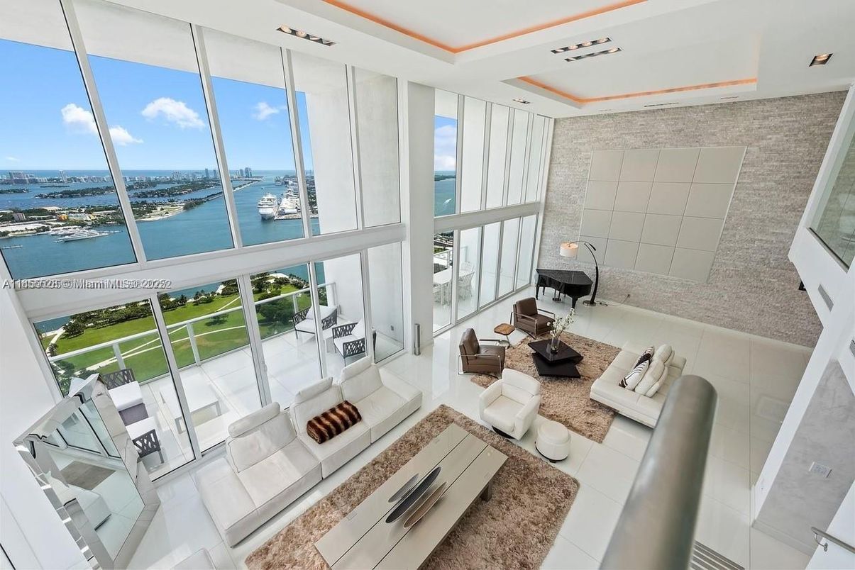 Interior, Living room, Water