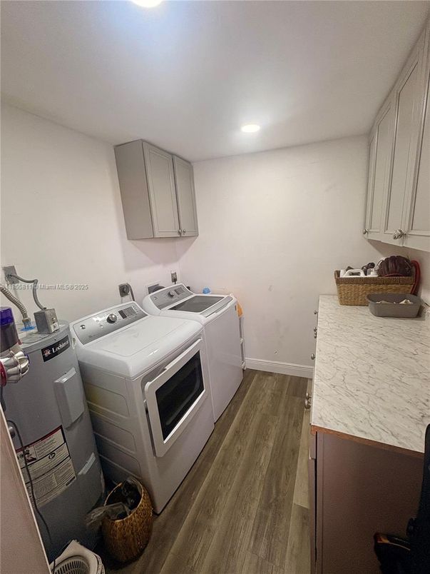 Interior, Recessed Lighting, Washer, Wood Texture Flooring