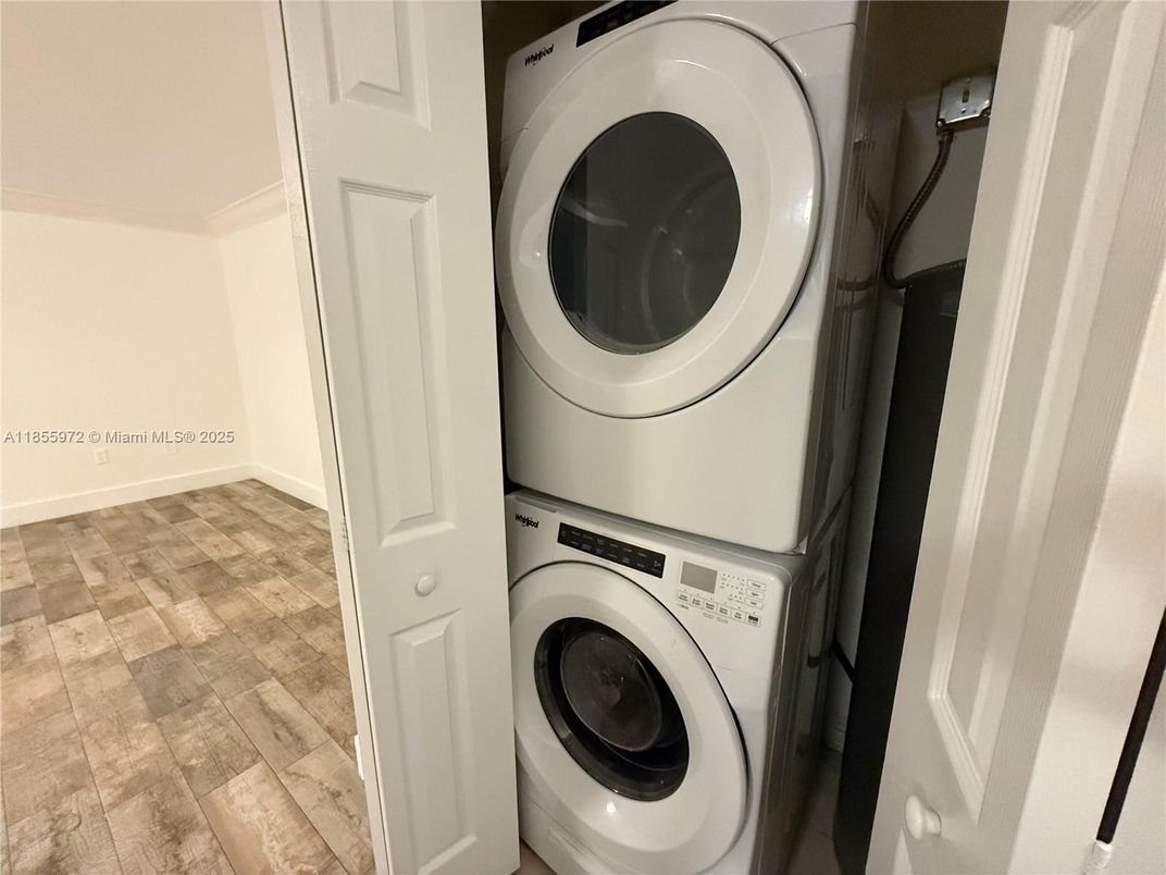 Interior, Utility Closets, Washer, Wood Texture Flooring